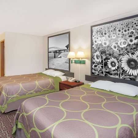 Super 8 By Wyndham Muscatine Hotel Bagian luar foto
