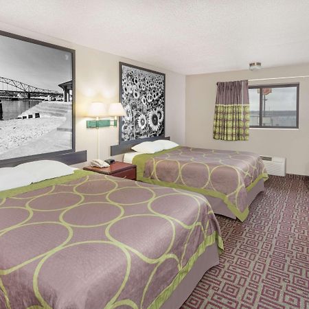 Super 8 By Wyndham Muscatine Hotel Bagian luar foto