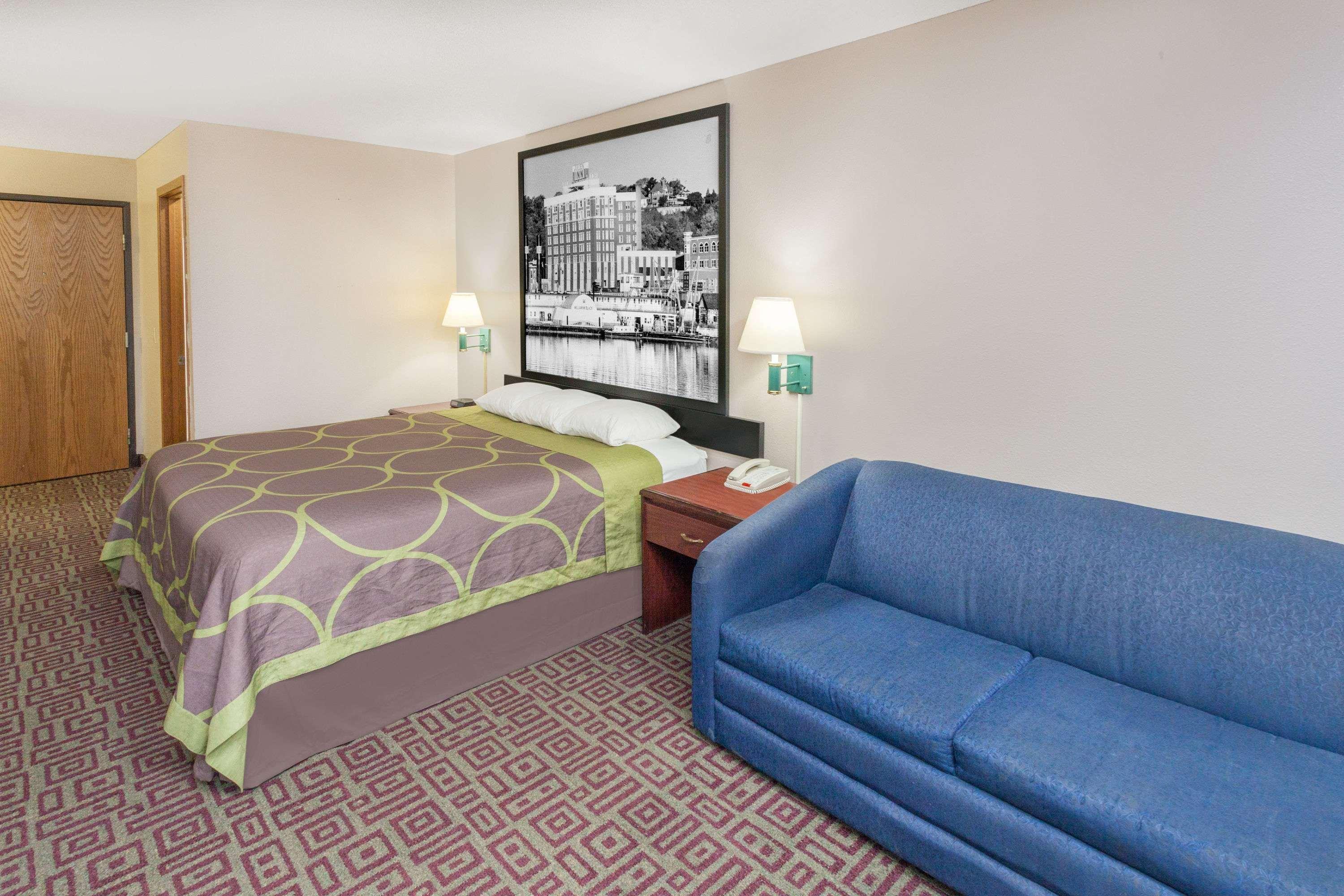 Super 8 By Wyndham Muscatine Hotel Bagian luar foto