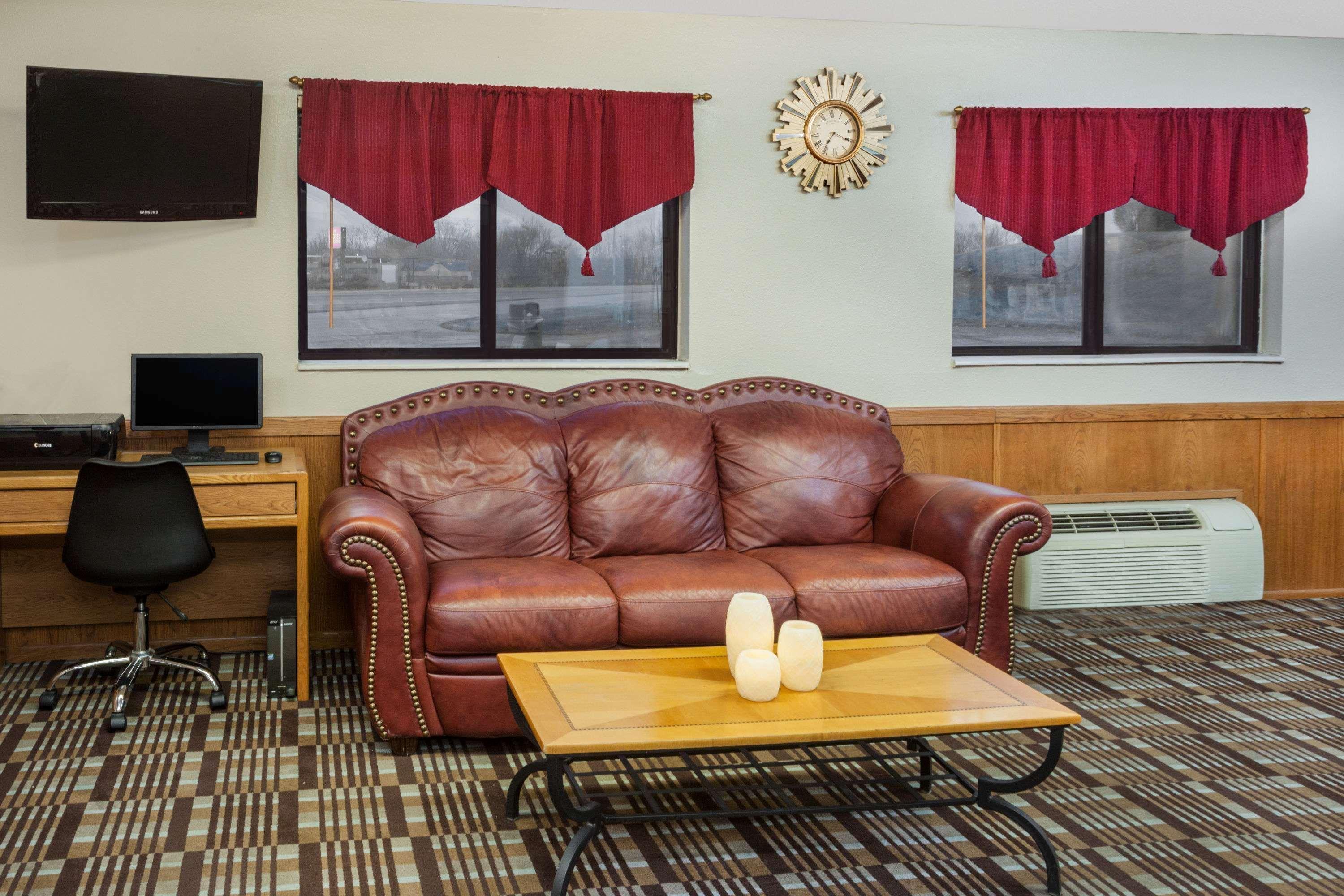 Super 8 By Wyndham Muscatine Hotel Bagian luar foto