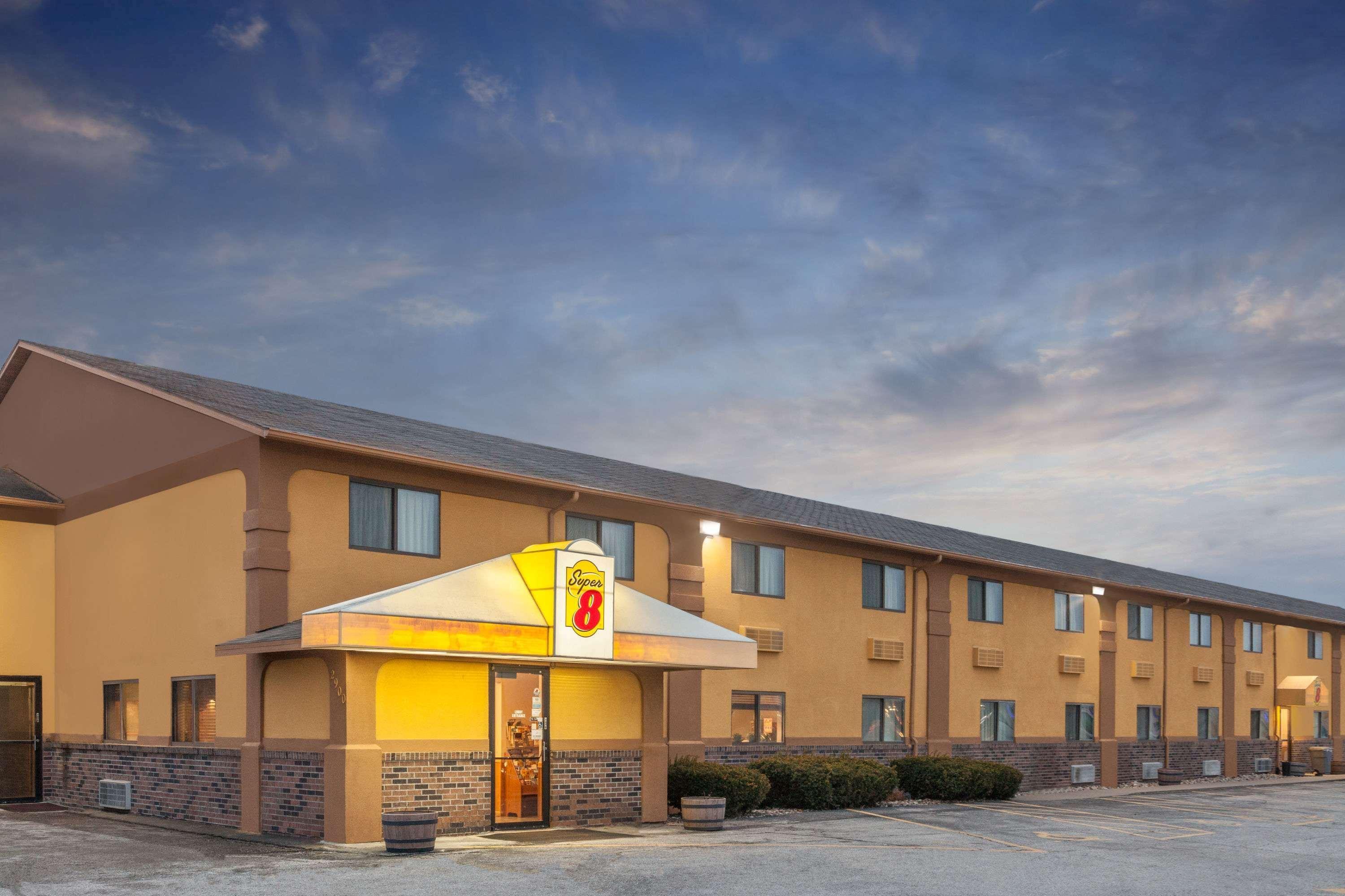 Super 8 By Wyndham Muscatine Hotel Bagian luar foto