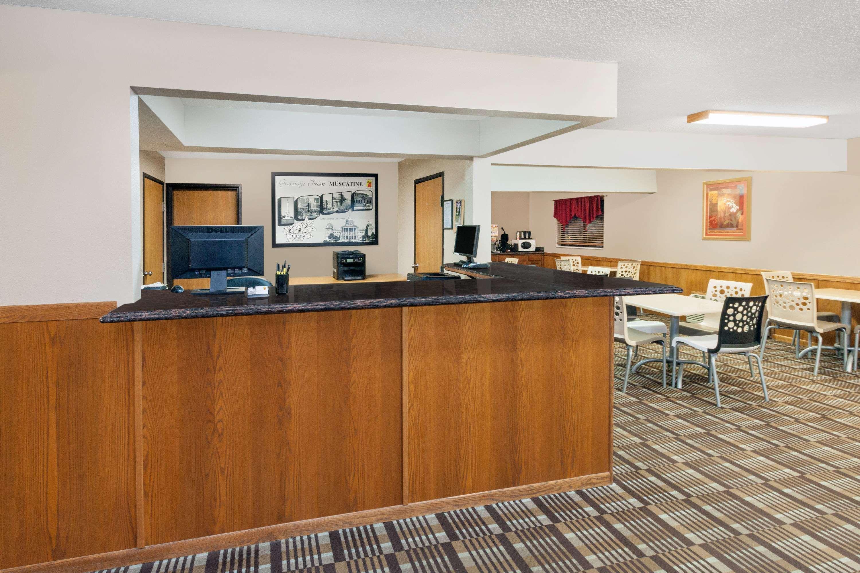 Super 8 By Wyndham Muscatine Hotel Bagian luar foto