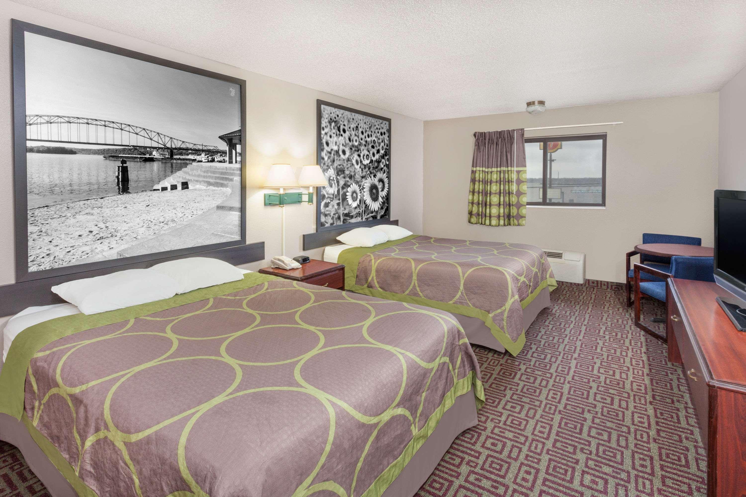Super 8 By Wyndham Muscatine Hotel Bagian luar foto