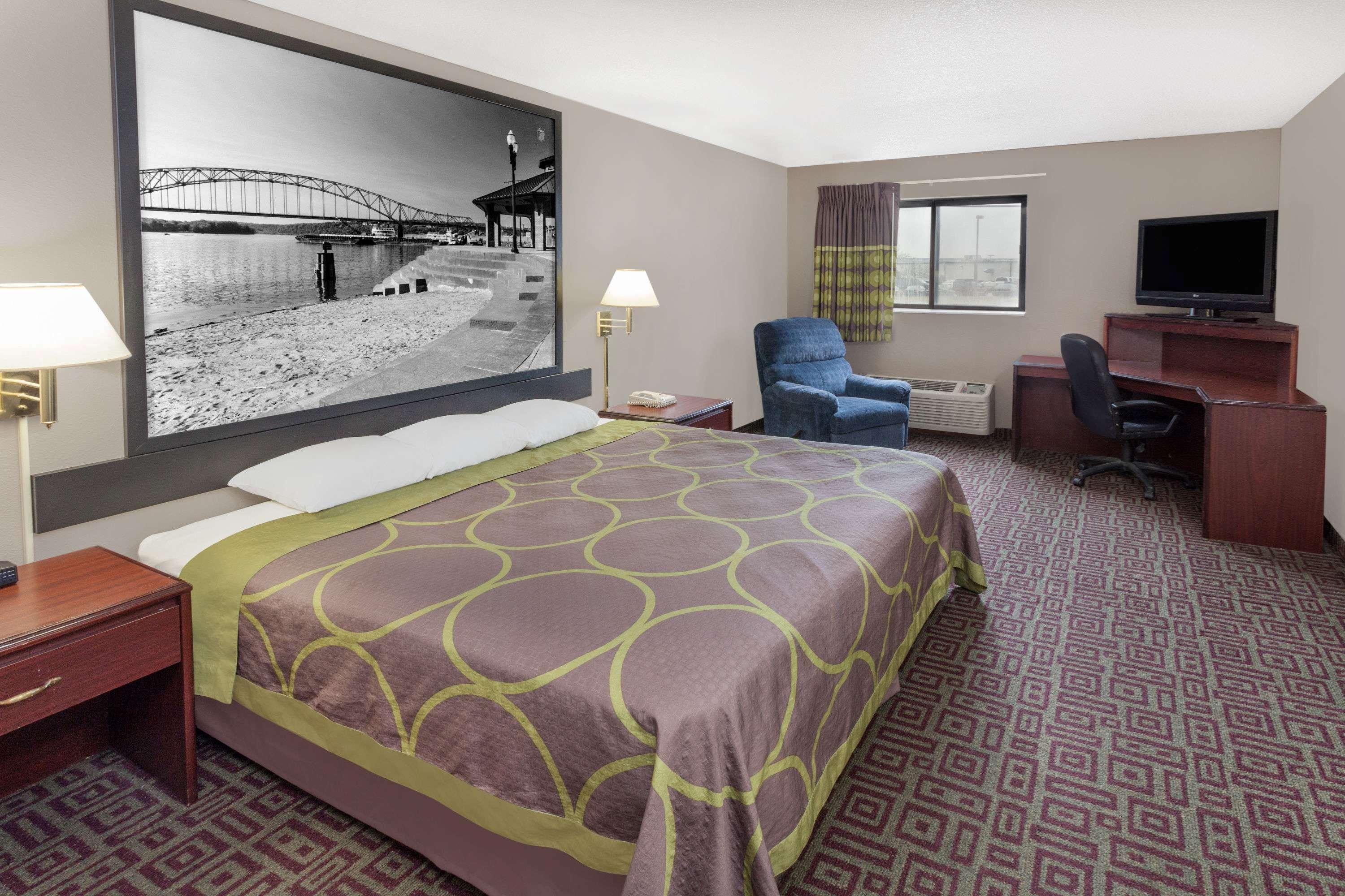 Super 8 By Wyndham Muscatine Hotel Bagian luar foto
