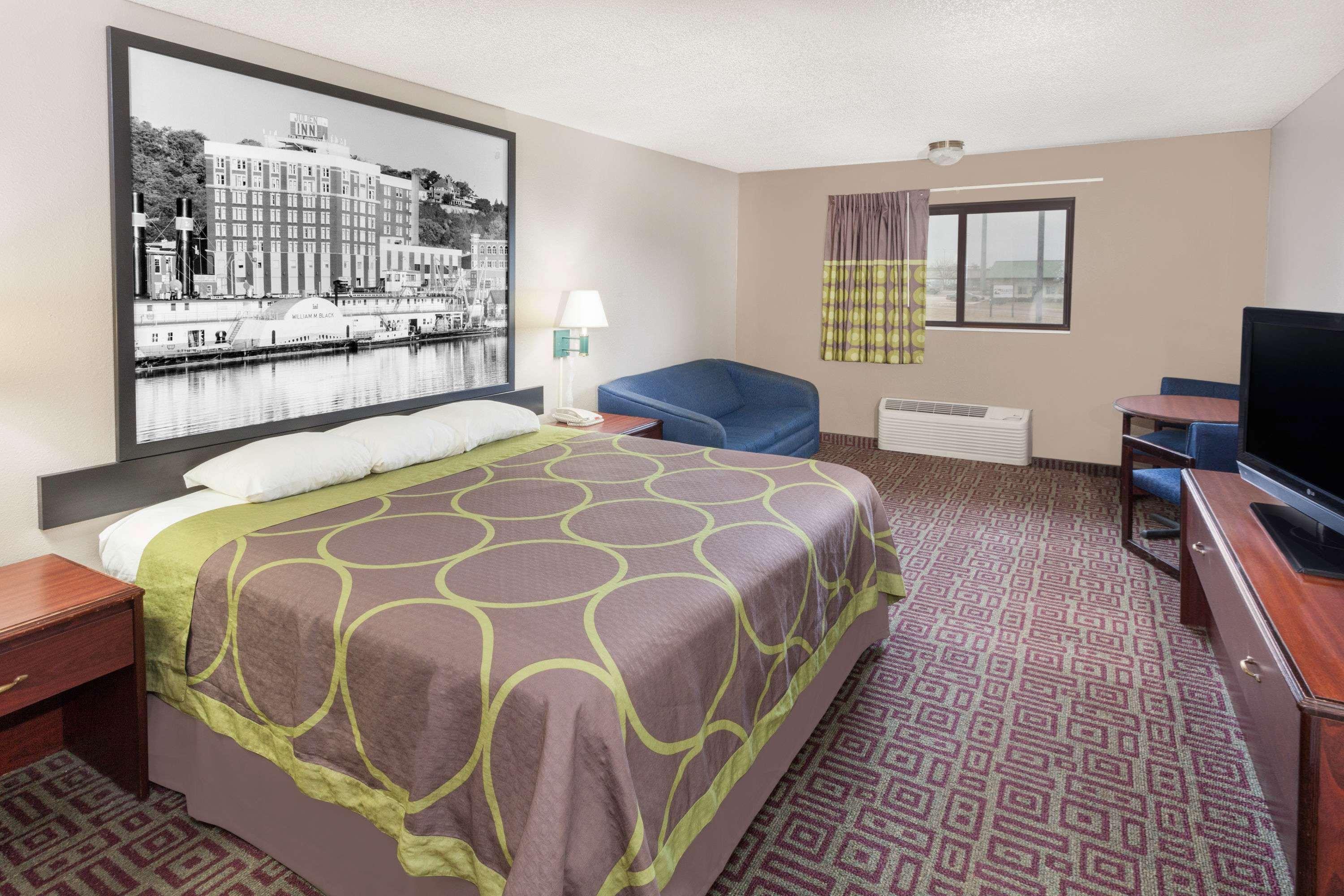 Super 8 By Wyndham Muscatine Hotel Bagian luar foto