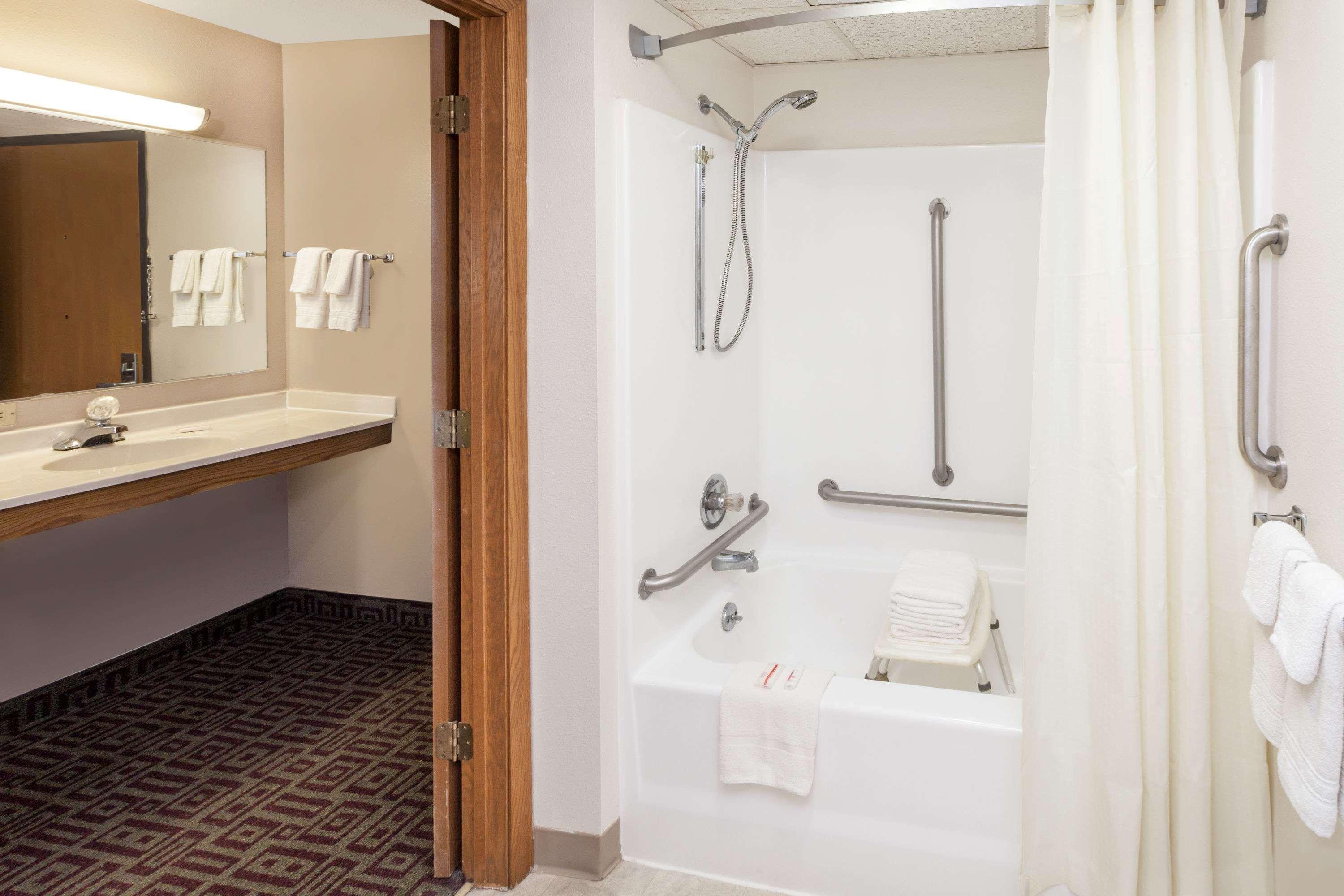 Super 8 By Wyndham Muscatine Hotel Bagian luar foto