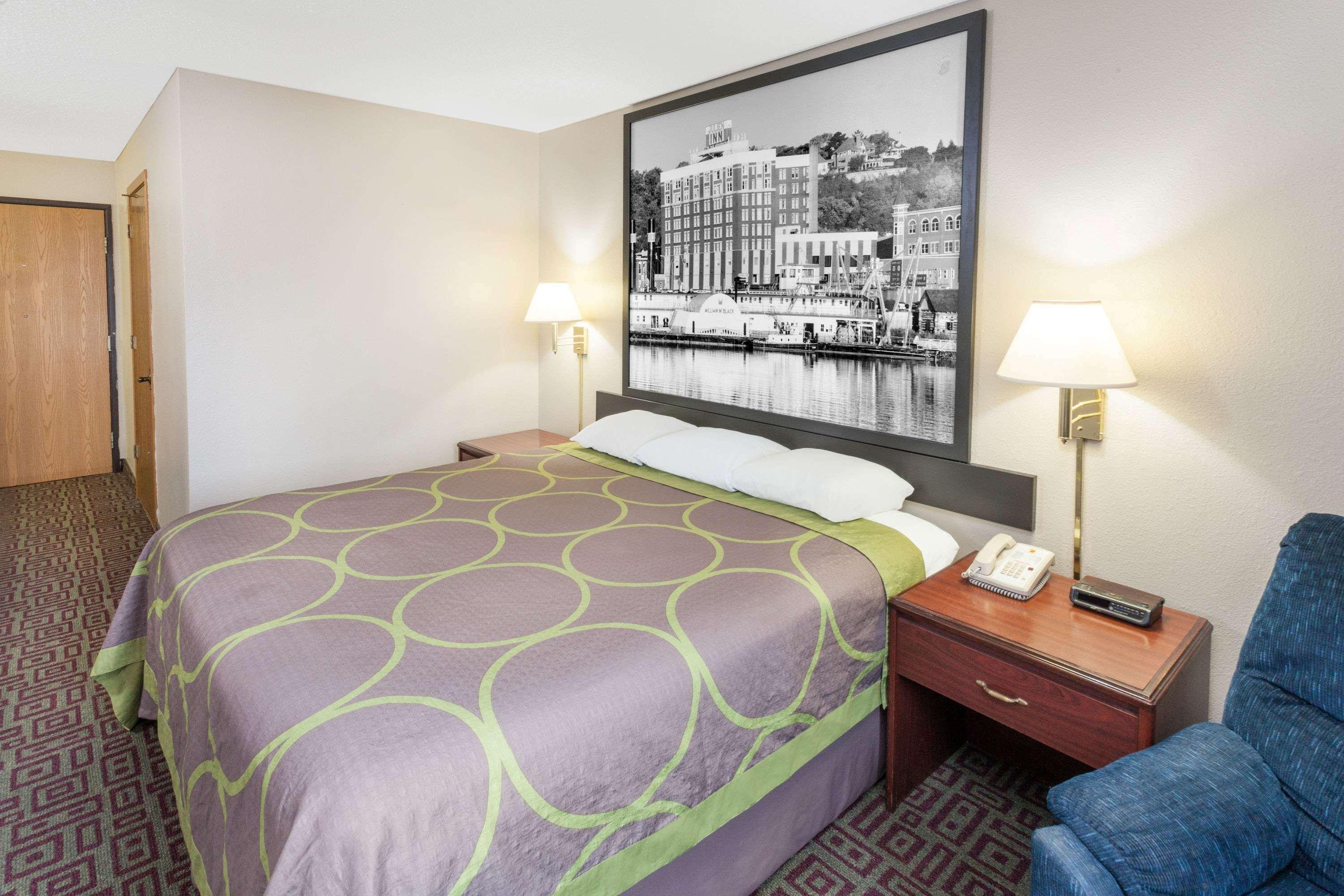 Super 8 By Wyndham Muscatine Hotel Bagian luar foto