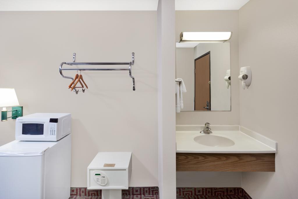 Super 8 By Wyndham Muscatine Hotel Bagian luar foto
