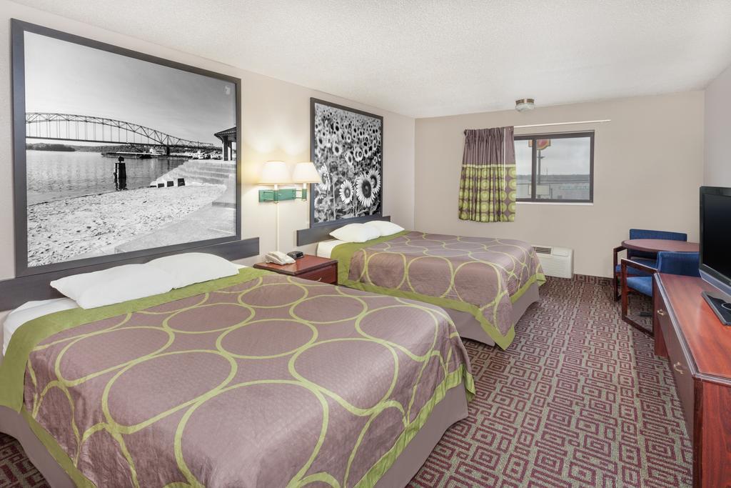 Super 8 By Wyndham Muscatine Hotel Bagian luar foto