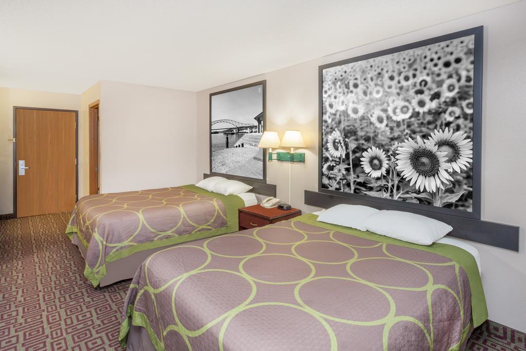 Super 8 By Wyndham Muscatine Hotel Bagian luar foto