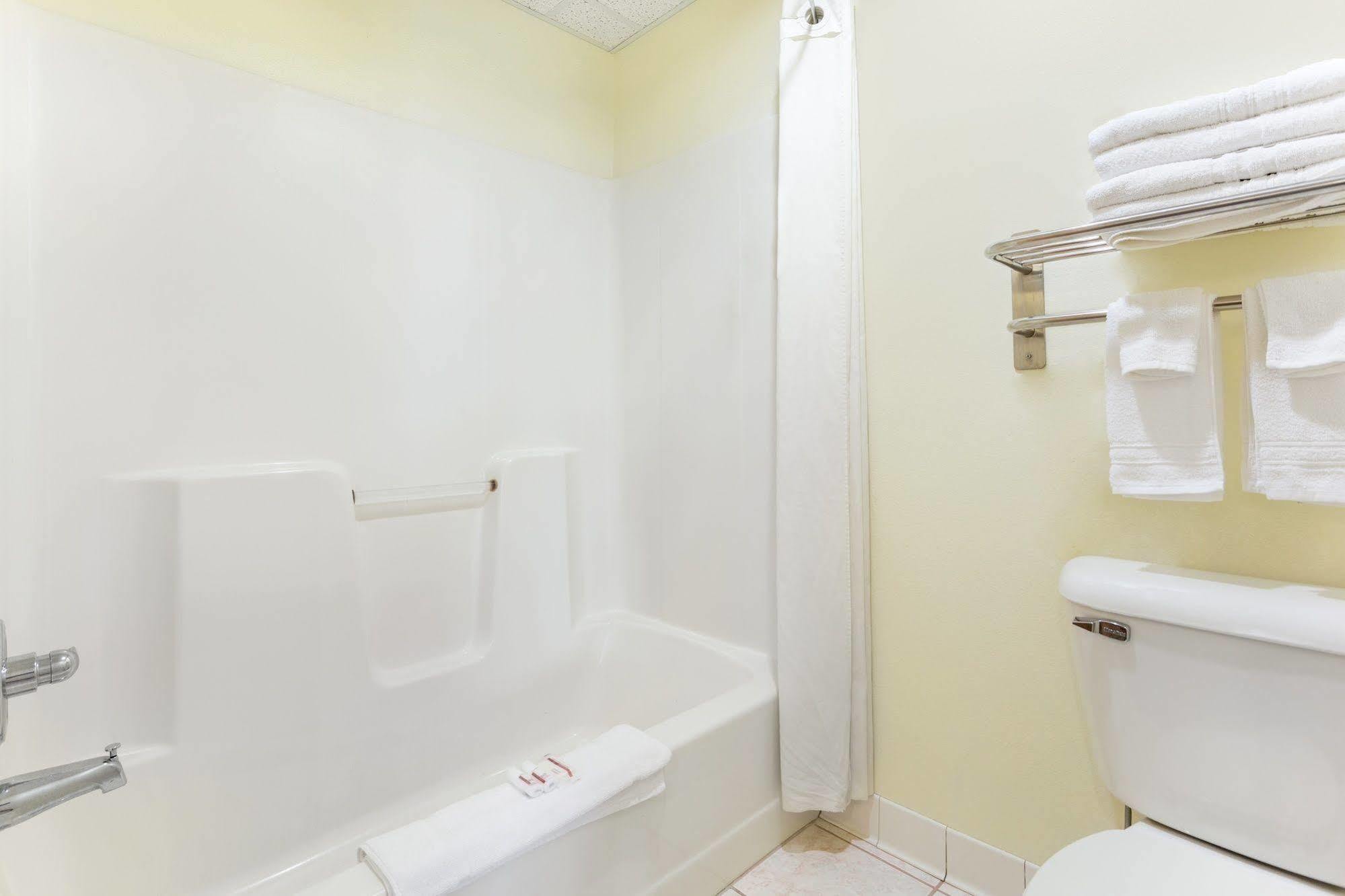 Super 8 By Wyndham Muscatine Hotel Bagian luar foto