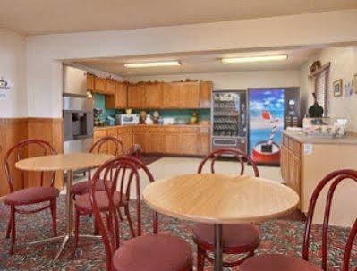 Super 8 By Wyndham Muscatine Hotel Bagian luar foto