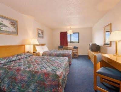 Super 8 By Wyndham Muscatine Hotel Bagian luar foto