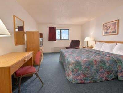 Super 8 By Wyndham Muscatine Hotel Bagian luar foto